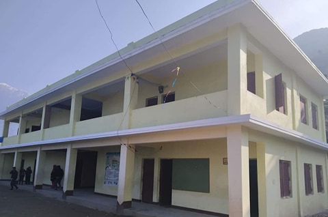 विद्यालय पुननिर्माण : शौचालय बिना नै अत्याधुनिक भवन