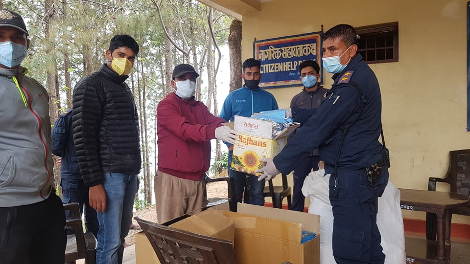 कोरोना बिरुद्ध लड्न सांसद आचार्यद्धारा विपद व्यवस्थापन समितिलाई स्वास्थ्य सामाग्री प्रदान