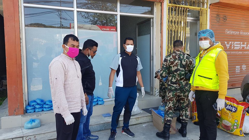 मनकारी रामनारायण : जसले चन्द्रागिरीमा १४५ व्यक्तिलाई खाद्यान्न बाँडे