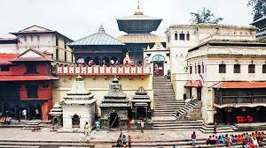 लकडाउनमा पशुपति : साधुसन्तलाई खाना अभाव, साँढे मन्दिर बाहिरै