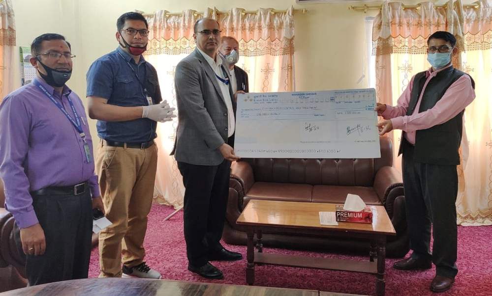 सुदूरपश्चिम प्रदेशको कोरोना नियन्त्रण कोषमा विभिन्न बैंकको सहयोग