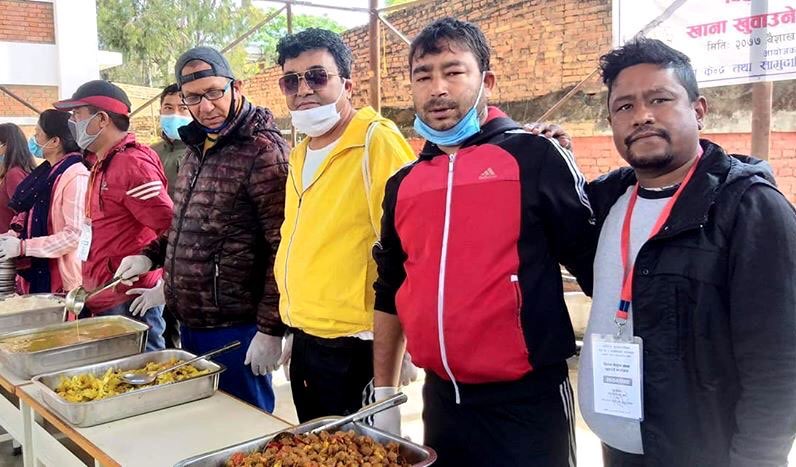 विपन्नलाई खाना बाँड्दै ‘रातामकै’ र ‘मुलासाग’