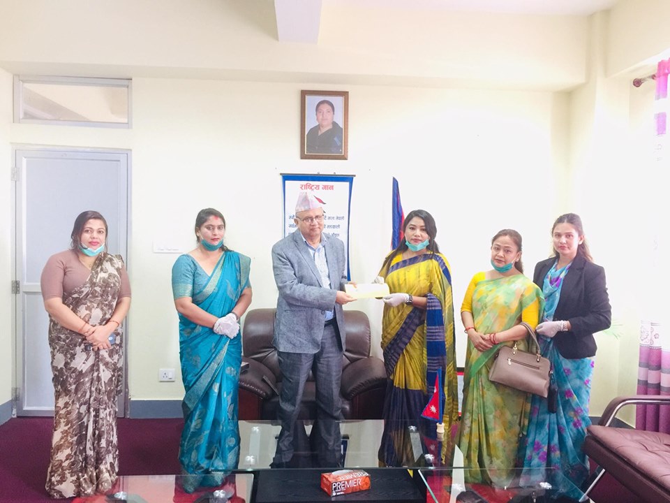 व्युटिसीयन संघद्धारा मुख्यमन्त्री शंकर पोखरेललाई ज्ञापन पत्र (ज्ञापनपत्रसहित)
