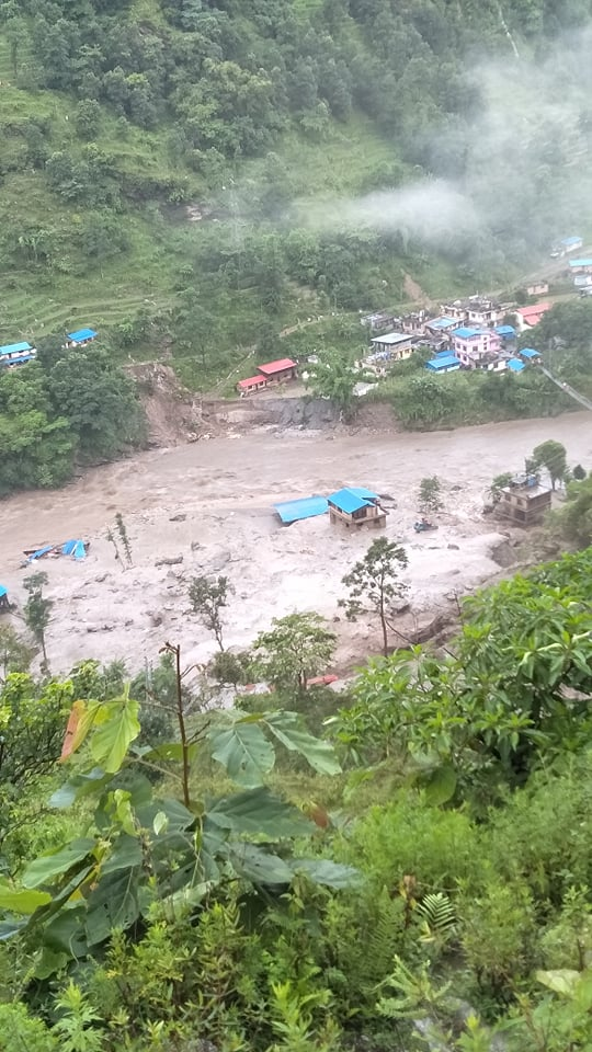 बाढीले सिन्धुपाल्चोकको जम्बु बजार पुर्याएको क्षति तस्विरमा