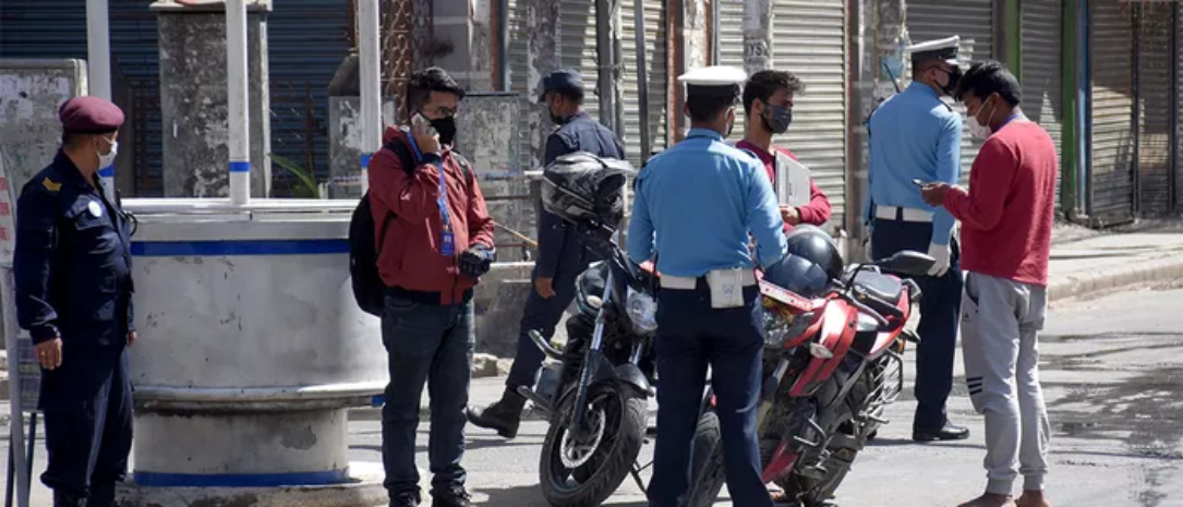 सङ्क्रमणको जोखिम कायमै रहेकाले अत्यावश्यक कामबाहेक बाहिर ननिस्कन विज्ञको सुझाव