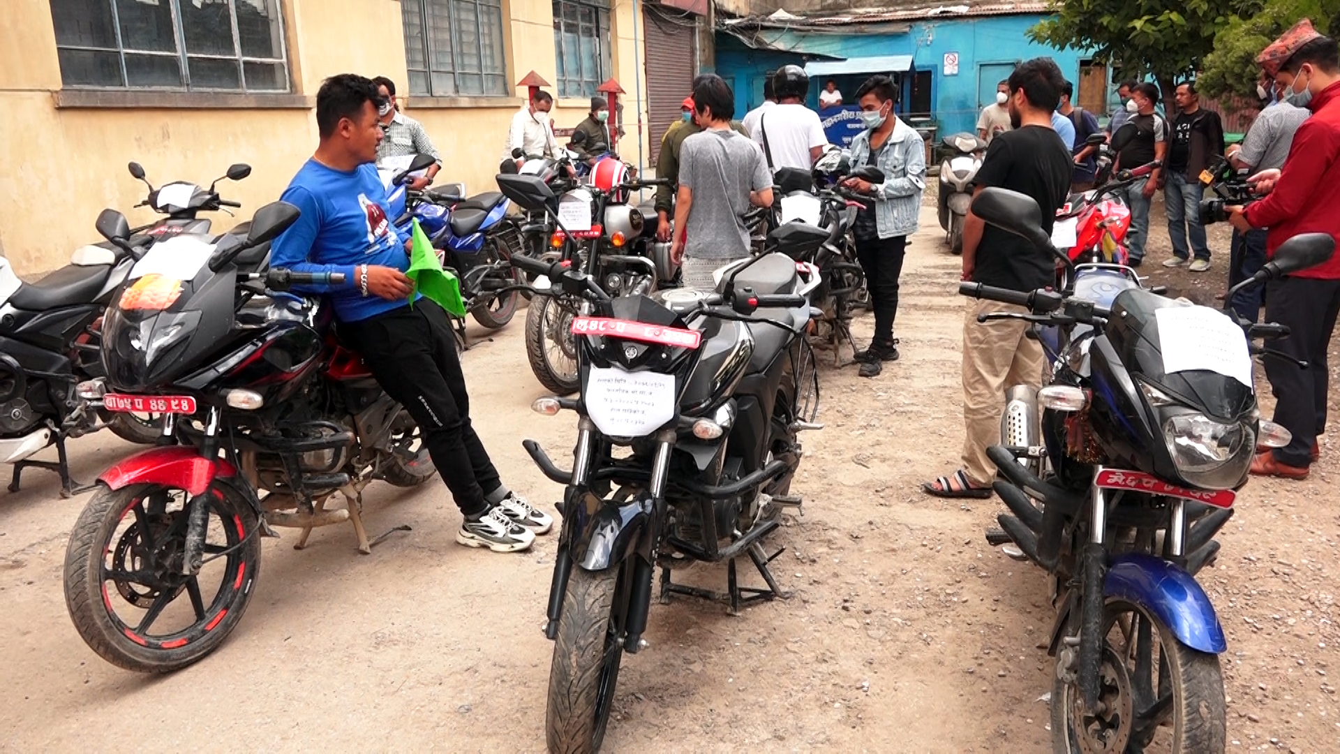 प्रहरीले मोटरसाइकल तथा स्कुटर धनीलाई हराएको गाडि बुझायो