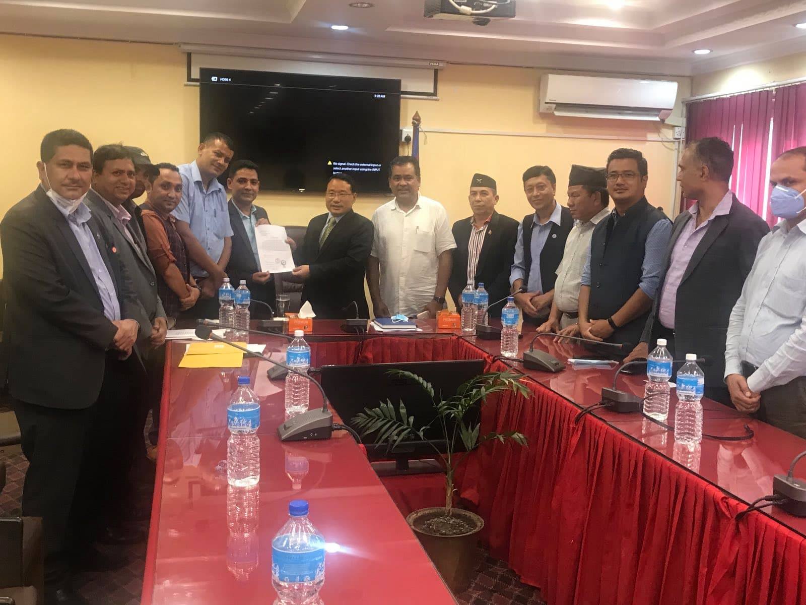 विद्युत् महशुलमा ५० प्रतिशत छुट गर्न ऊर्जामन्त्रीसँग माग