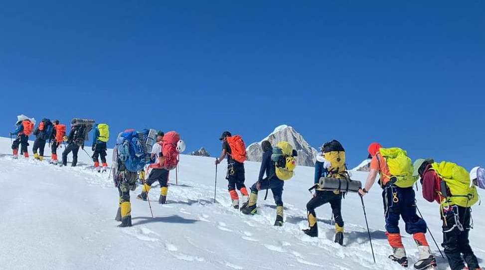 बहराइनका राजकुमार सेख मोहम्मदको टोलीद्वारा मनास्लु हिमालको सफल आरोहण