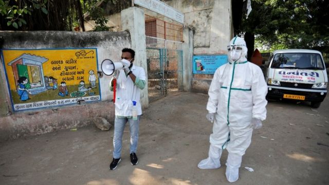 कोरोना परीक्षणका लागि काठमाडौँका टोलटोलमा मोबाइल भ्यान