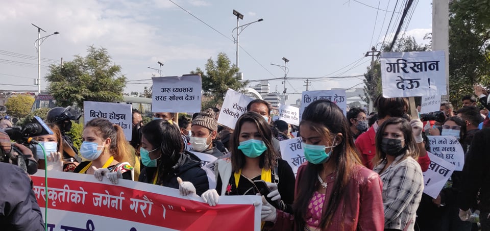 रात्रीकालिन व्यवसाय संञ्चालन गर्न पाउनु पर्ने माग राख्दै व्यवसायी सडकमा