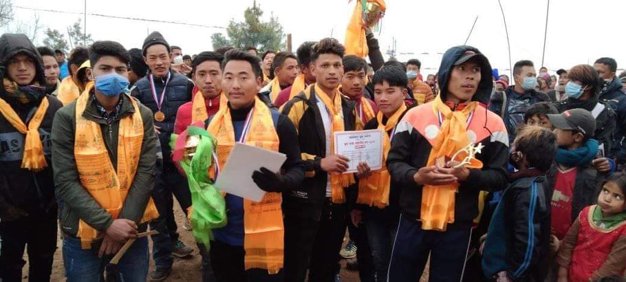 जिल्ला स्तरीय पुरुष भलिबल प्रतियोगिताको उपाधी लाङ्बु भलिबल टिमलाई