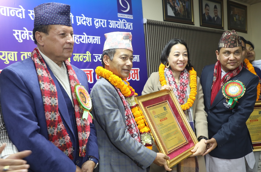 नवीन र आयशा सम्मानित