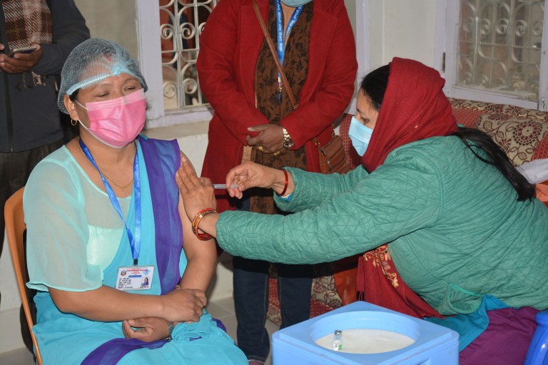 नेपालमा कोभिडविरुद्ध दोस्रो डोज खोप लगाउने मिति लम्बिने