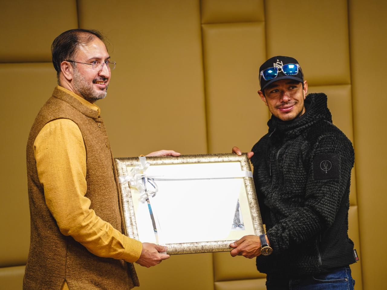 केटू हिमाल आरोहण गर्ने पर्वतारोहीको टोलीलाई पाकिस्तानी दूतावासको सम्मान