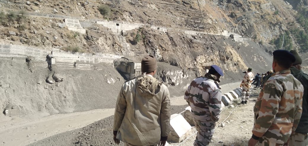 भारतको उत्तराखण्डमा हिमनदी फुट्दा १५० भन्दा बढी बेपत्ता