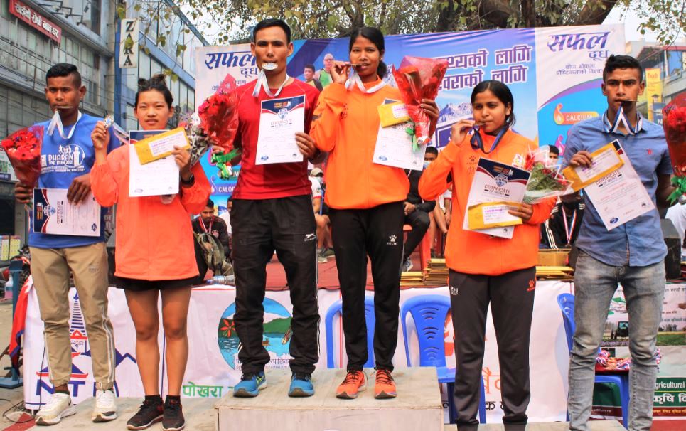 पोखरा अन्तरराष्ट्रिय म्याराथनको उपाधि तीर्थ पुन र फूलमती रानालाई