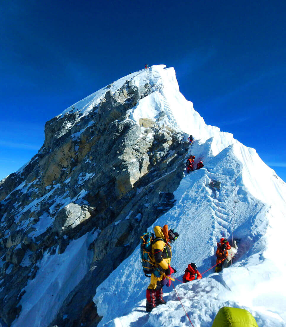 बहराइन राजपरिवारका सदस्यसहितको टोलीले सगरमाथा आरोहण गर्ने