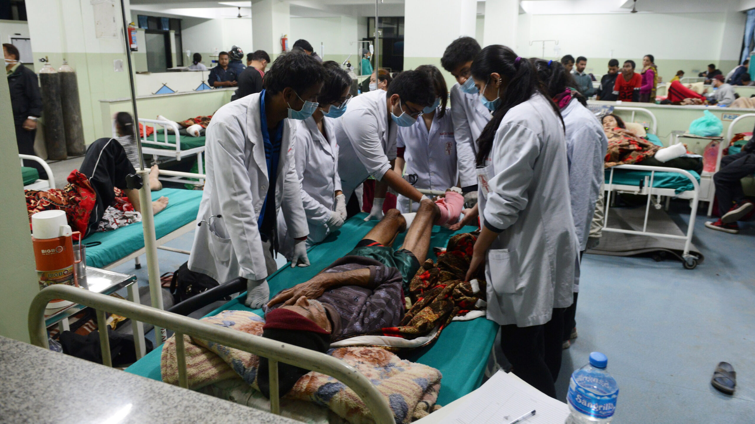 स्वास्थ्य अधिकारी भन्छन्–‘अब स्वास्थ्य पूर्वाधारले थेग्दैन’