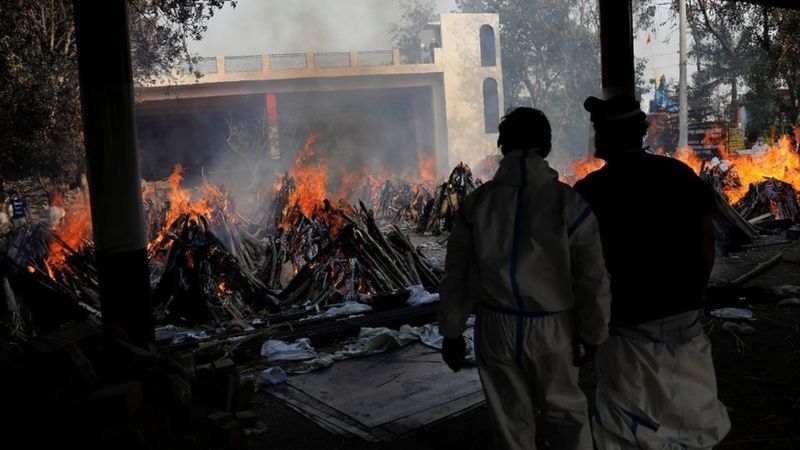 भारतमा दाह संस्कारलागि ठाउँको अभाव, पार्कमै जलाउन थाले आफन्तले शव