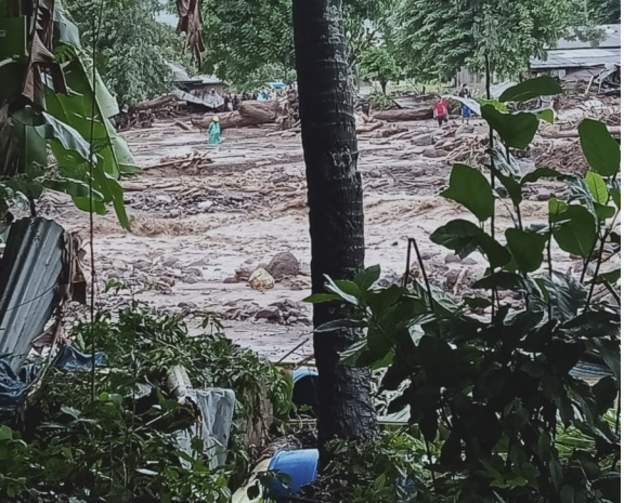 इन्डोनेसियाको बाढीमा परि कम्तीमा ६० जनाको मृत्यु