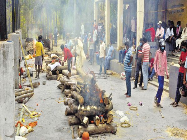 भारतमा कोरोनाका कारण मृत्यु भएकाहरुको अन्तिम संस्कार गर्न भएन ठाउँ