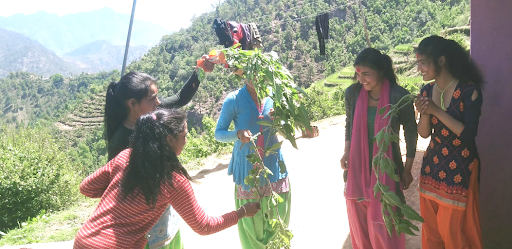 एक आपसमा सिस्नु पानी छ्यापेर  ‘बिसु’ पर्व मनाइँदै