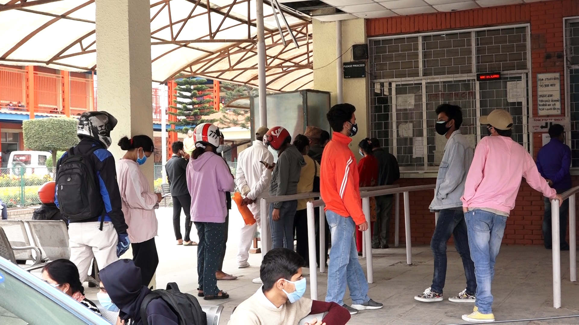 त्रिवि शिक्षण अस्पतालमा कोरोना संक्रमितको भीड (तस्बिर)