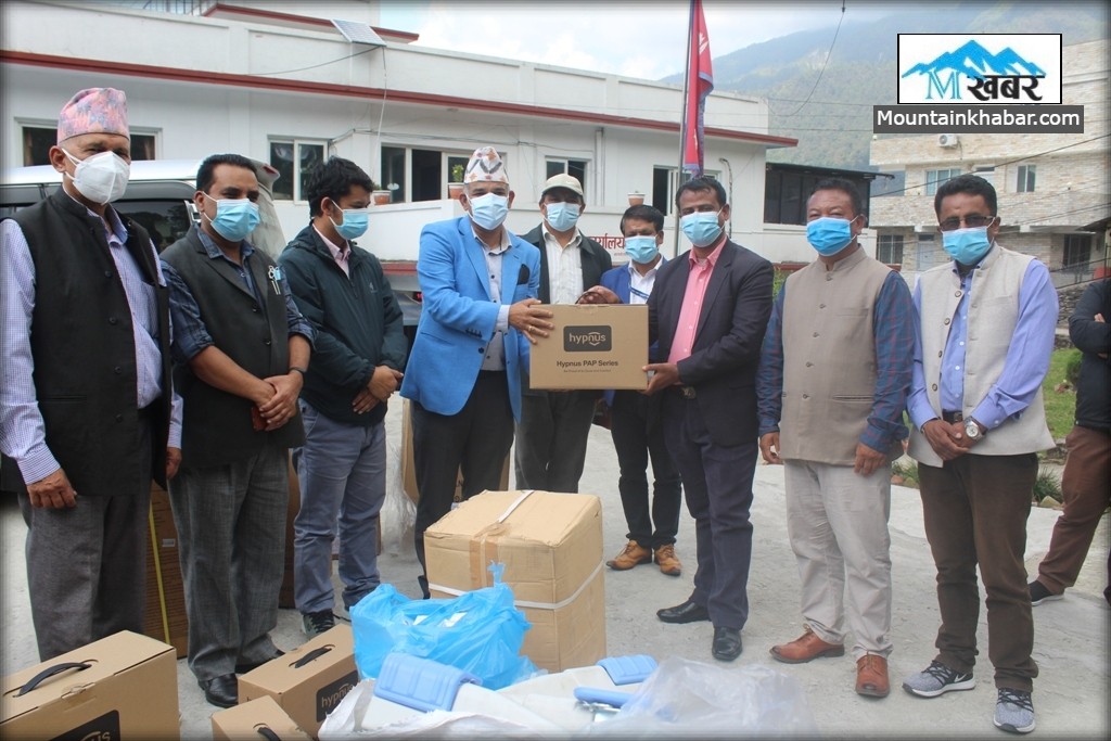 प्रतिनिधि सभा सदस्य आचार्यद्धारा रसुवाका दुई अस्पताललाई भेन्टिलेटर सहित स्वास्थ्य सामाग्री प्रदान