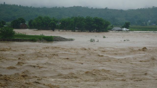 बस्तीमा पस्यो कञ्चनपुरको चौधर नदीको बाढी