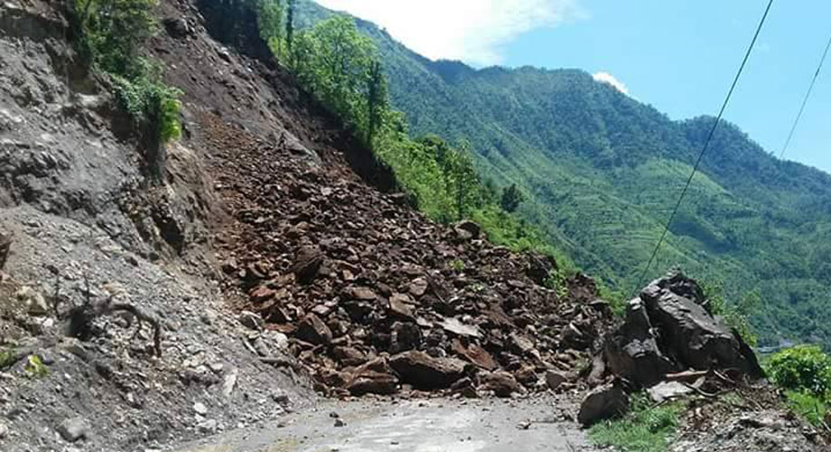 पहिरोले घान्द्रुक जाने सडक अवरुद्ध हुँदा पर्यटक बाटोमै रोकिए
