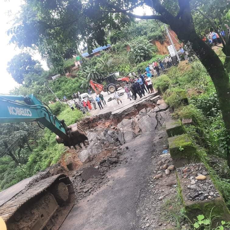 बाढी र पहिरोका कारण नुवाकोटको बट्टारबाट विदुर जाने सडक बन्द