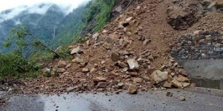 लगातारको वर्षाका कारण मध्यपहाडी लोकमार्गको पर्वत–बागलुङ खण्ड अवरुद्ध