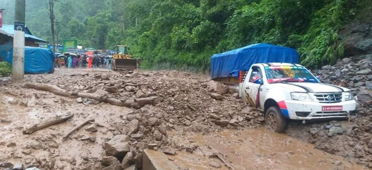 पहिरोले अवरुद्ध बनेको मध्यपहाडी लोकमार्ग सञ्चालनमा