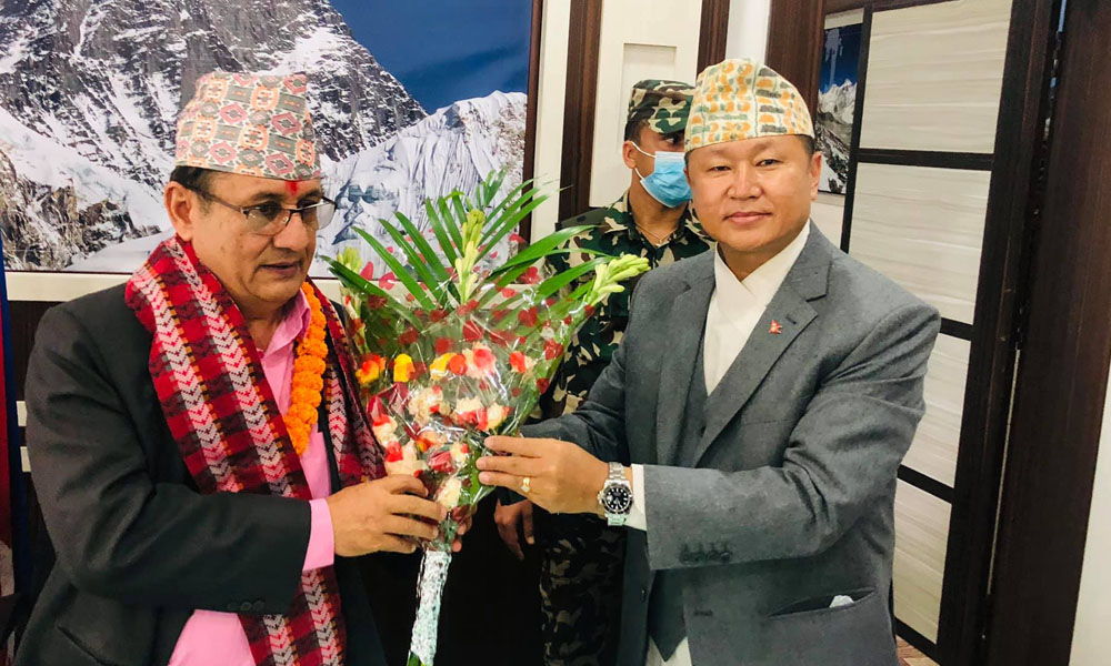 नवनियुक्त मुख्यमन्त्री आचार्यद्वारा सपथ ग्रहण