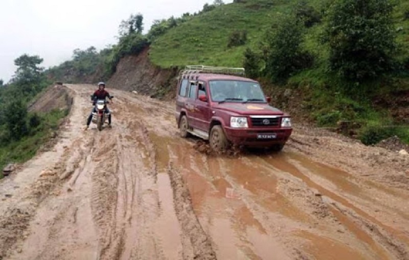 वर्षाले भोजपुरका पाँच स्थानीय तहको यातायात अवरुद्ध