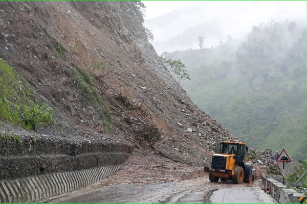 पृथ्वी राजमार्गको विभिन्न स्थानमा पहिरो