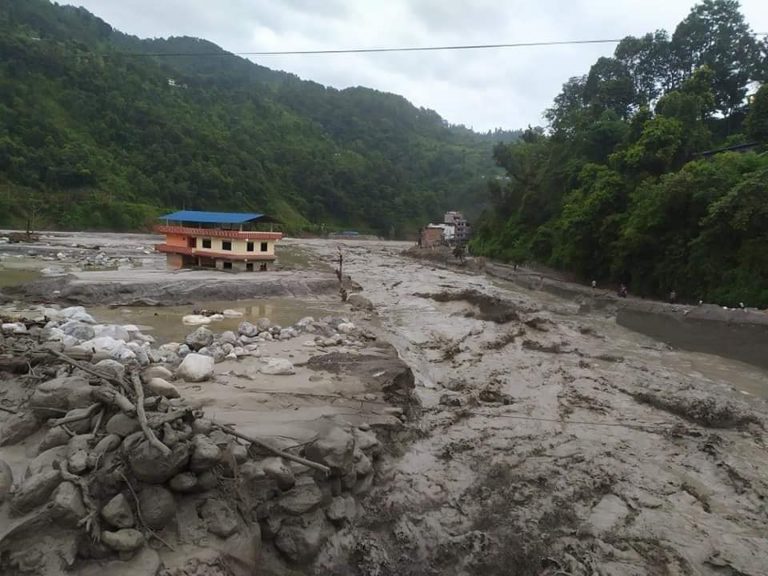 गए रातिको बाढीले मेलम्ची–हेलम्बु सडक अवरुद्ध