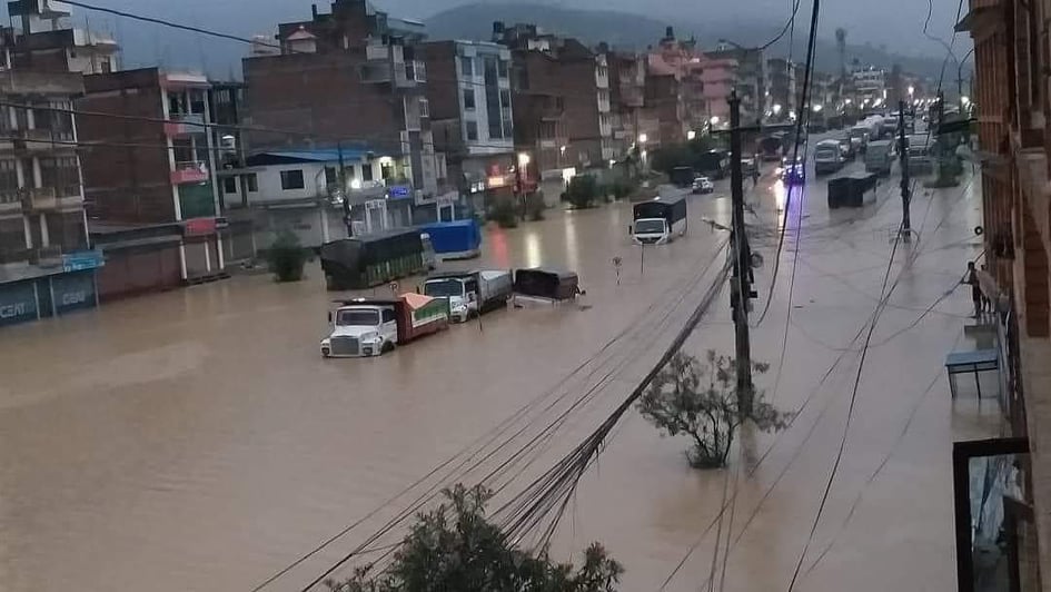बनेपा डुबानले अरनिको राजमार्गमा यातायात अवरुद्ध