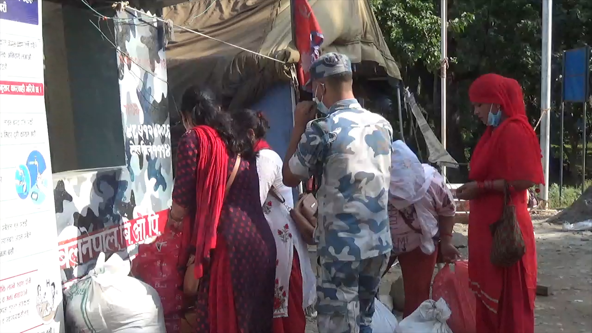 दशैँ मनाउन भारतबाट स्वदेश फर्किनेको लर्को