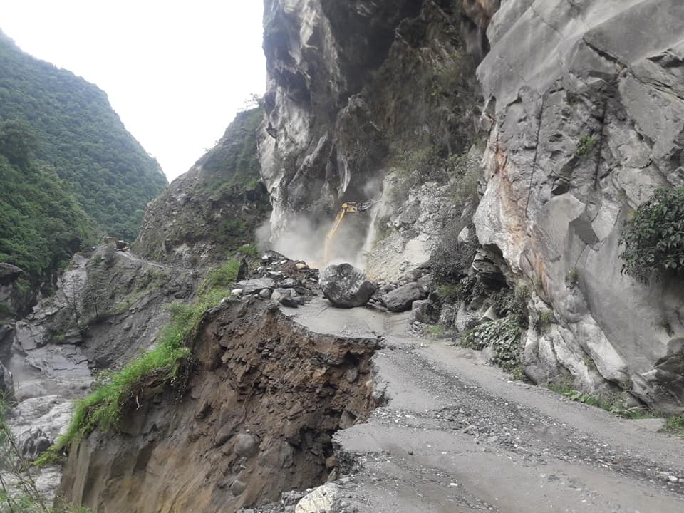दैनिक १२ घण्टा बेँसीसहर–चामे सडक बन्द हुने