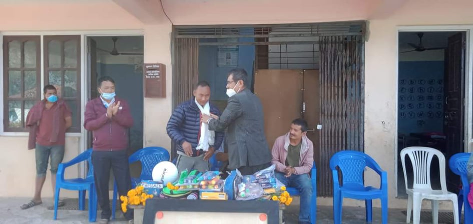 काभ्रेको तेमाल माविलाई खेलकुद सामाग्री सहयोग