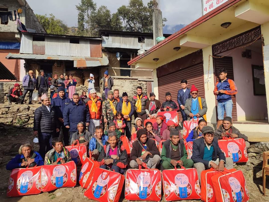 रसुवा प्रशासनद्वारा विपन्न परिवारलाई न्यानो कपडा वितरण