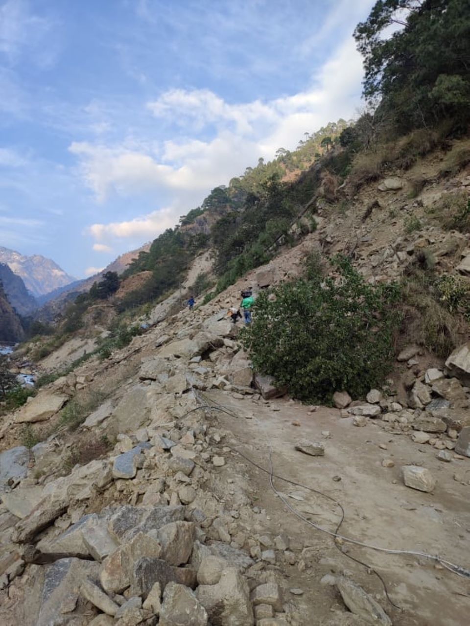 पहिरोका कारण स्याफ्रु–रसुवागढी सडकखण्ड अवरुद्ध
