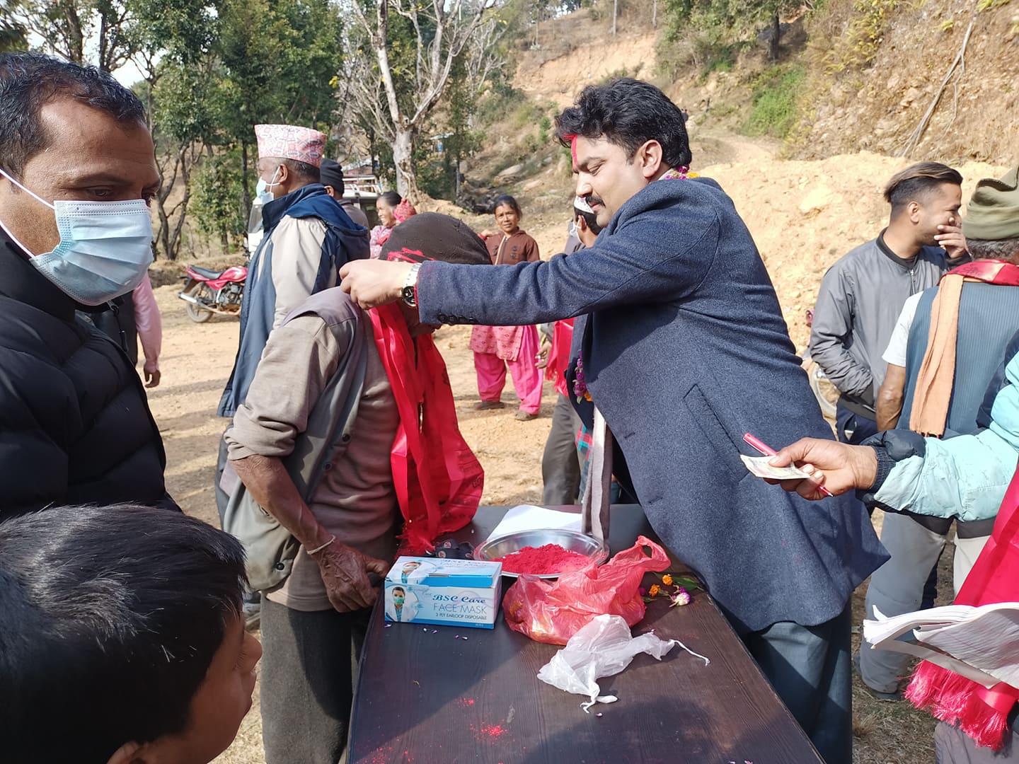 काङ्ग्रेस नेता अधिकारीले दिए तारुकाका गोरूकिसानलाई नगदसहित पदक