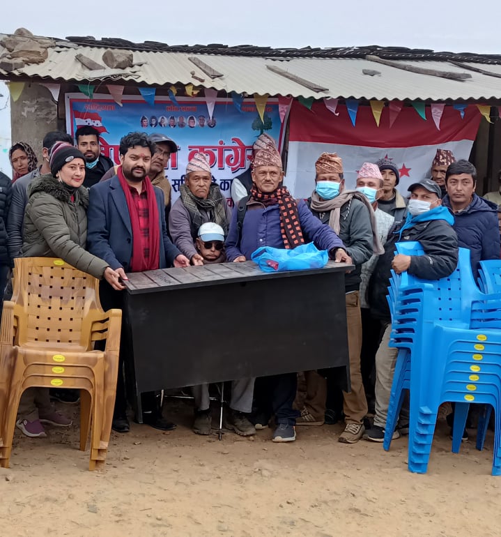 युवा नेता अधिकारीद्वारा पार्टी कार्यालयलाई फर्निचर सहयोग