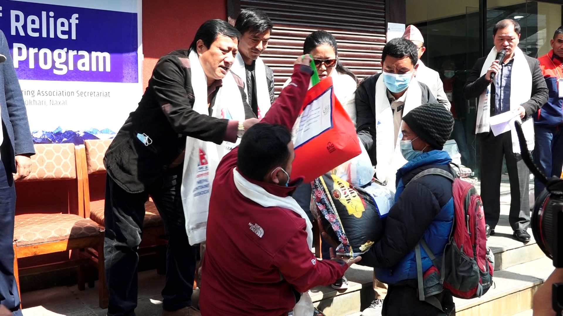 नेपाल पर्वतारोहण संघद्वारा पर्वतारोहीहरुलाई राहत वितरण