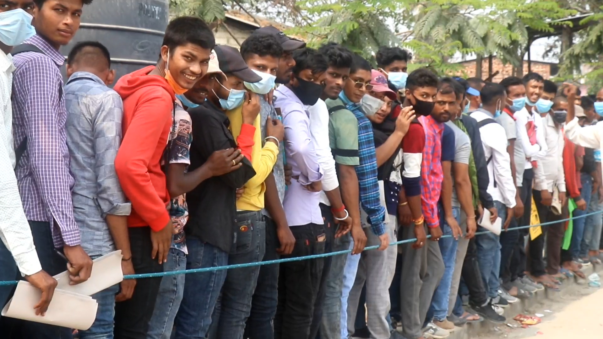 सुनसरीमा म्यादी प्रहरीमा आवेदन दिनेको भीड