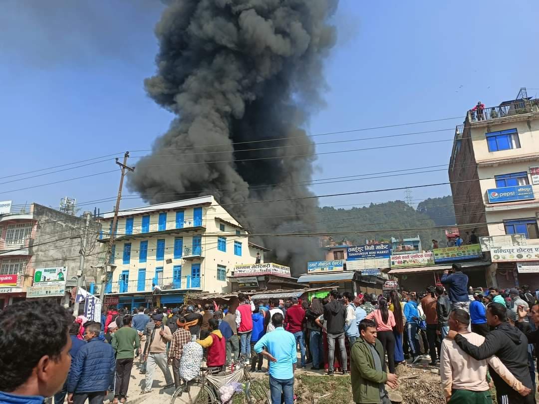 चार घण्टापछि तनहुँको आगलागी नियन्त्रणमा, क्षतिको विवरण आउन बाँकी