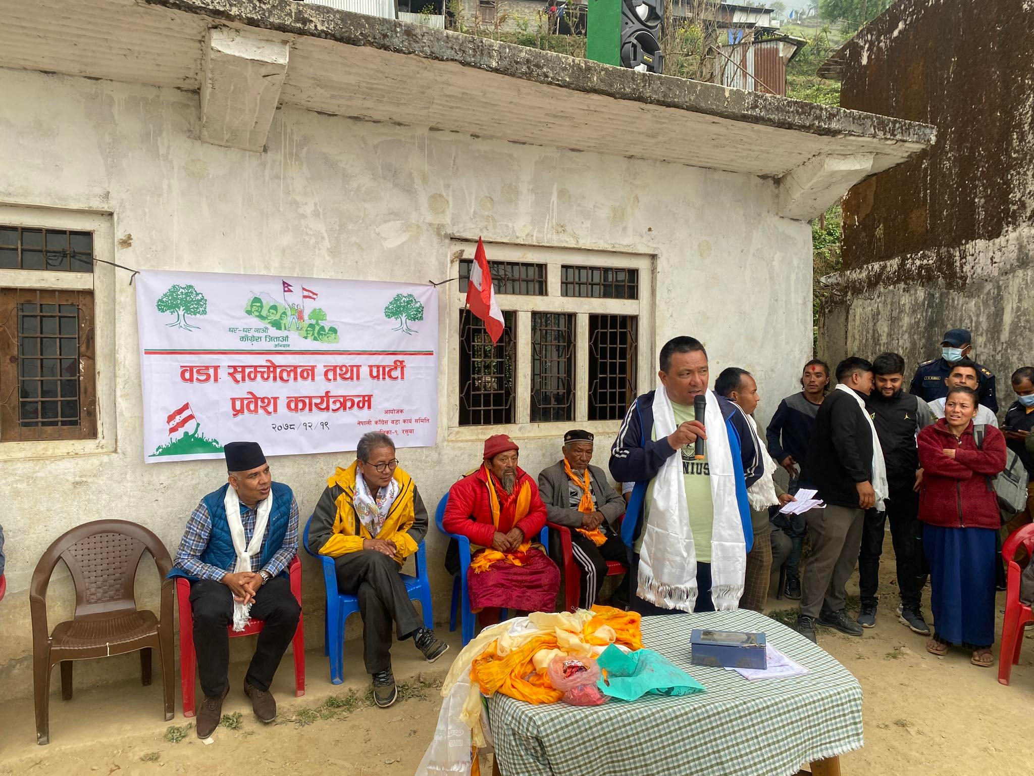 रसुवामा माओवादि केन्द्र र एमाले परित्याग गरि १५० नेता काँग्रेस प्रवेश