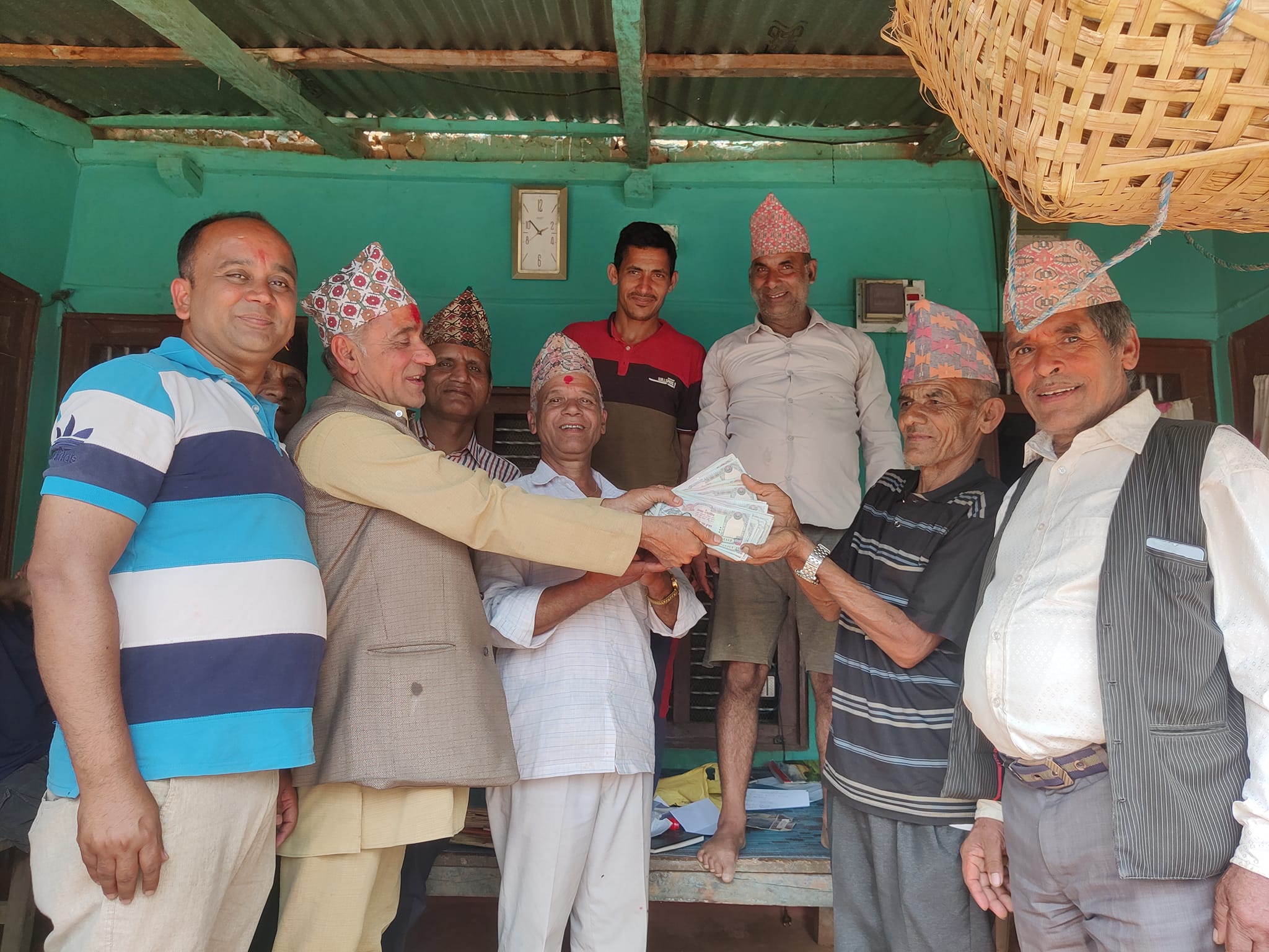 समाजसेवी चुडामणी पौडेलद्धारा खड्गदेवी मन्दिरलाई आर्थिक सहयोग